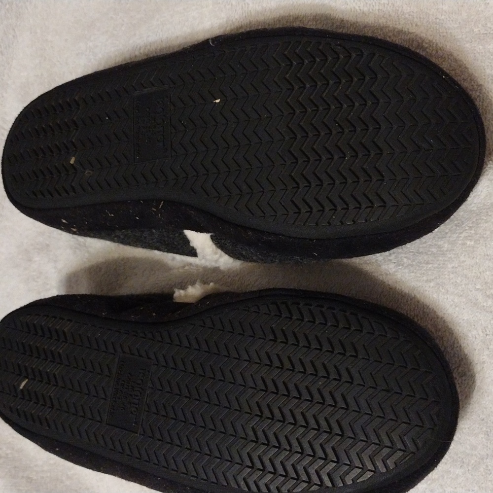 Isotoner, women slippers faux fur in size large, 8/9 - Picture 2 of 4